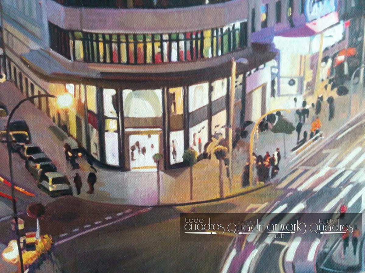 Die Gran Vía von Madrid bei Nacht