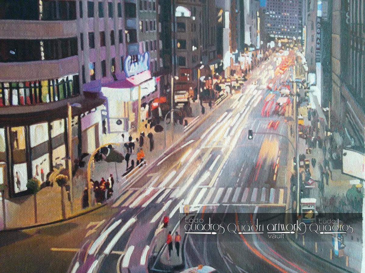 Die Gran Vía von Madrid bei Nacht