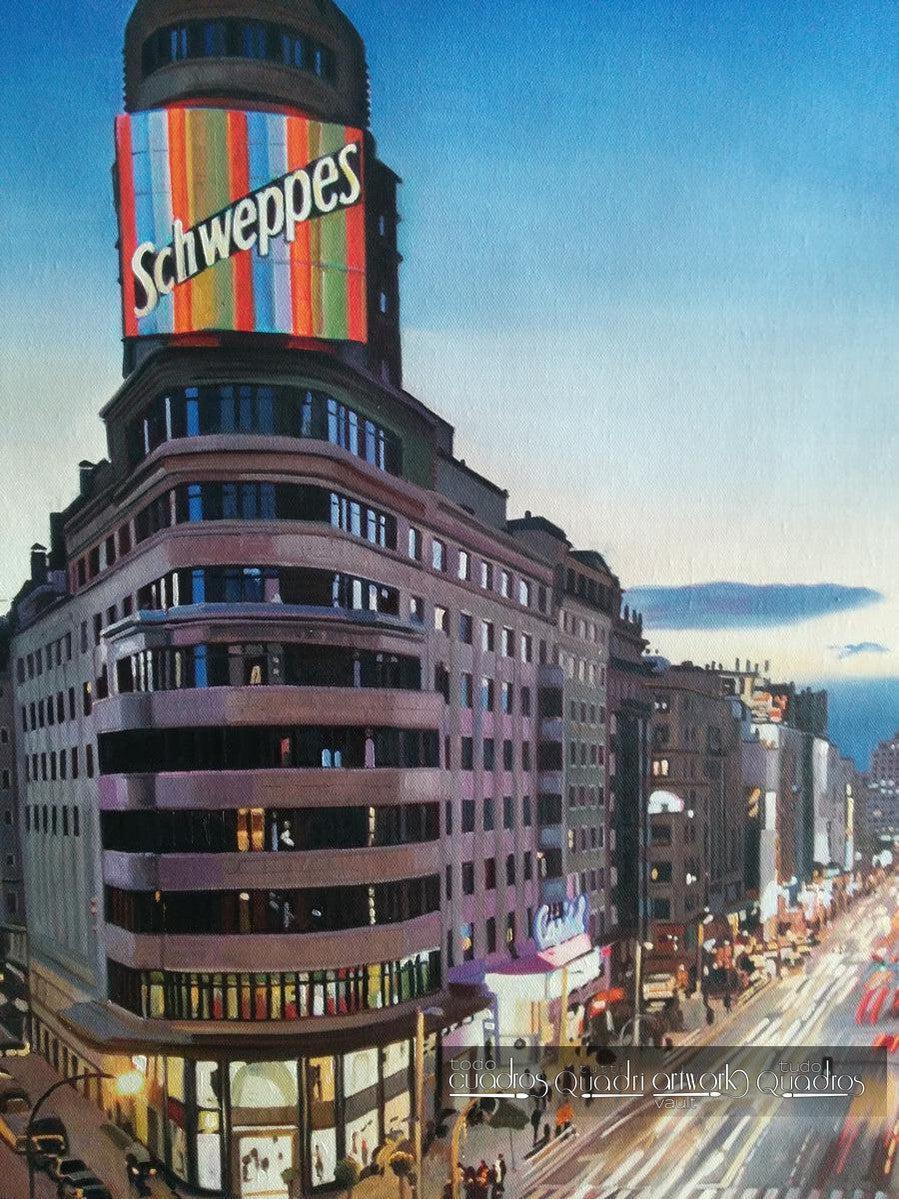 Die Gran Vía von Madrid bei Nacht